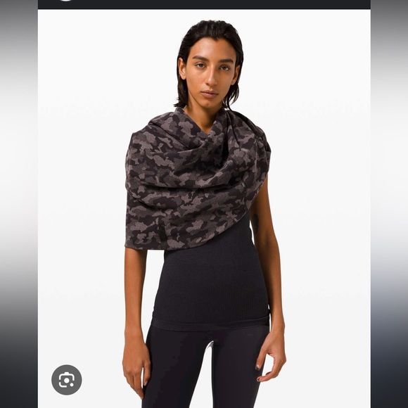 Lululemon Vinyasa Scarf Evergreen Camo Green One Size Wrap Versatile Stretch - Picture 2 of 9